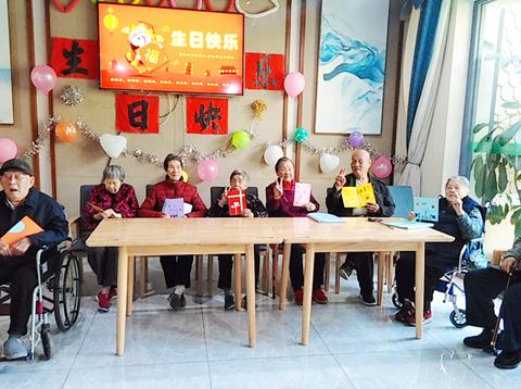 “快乐工作，幸福生活”成都养老院一暄南门院四月生日会暨团建活动！